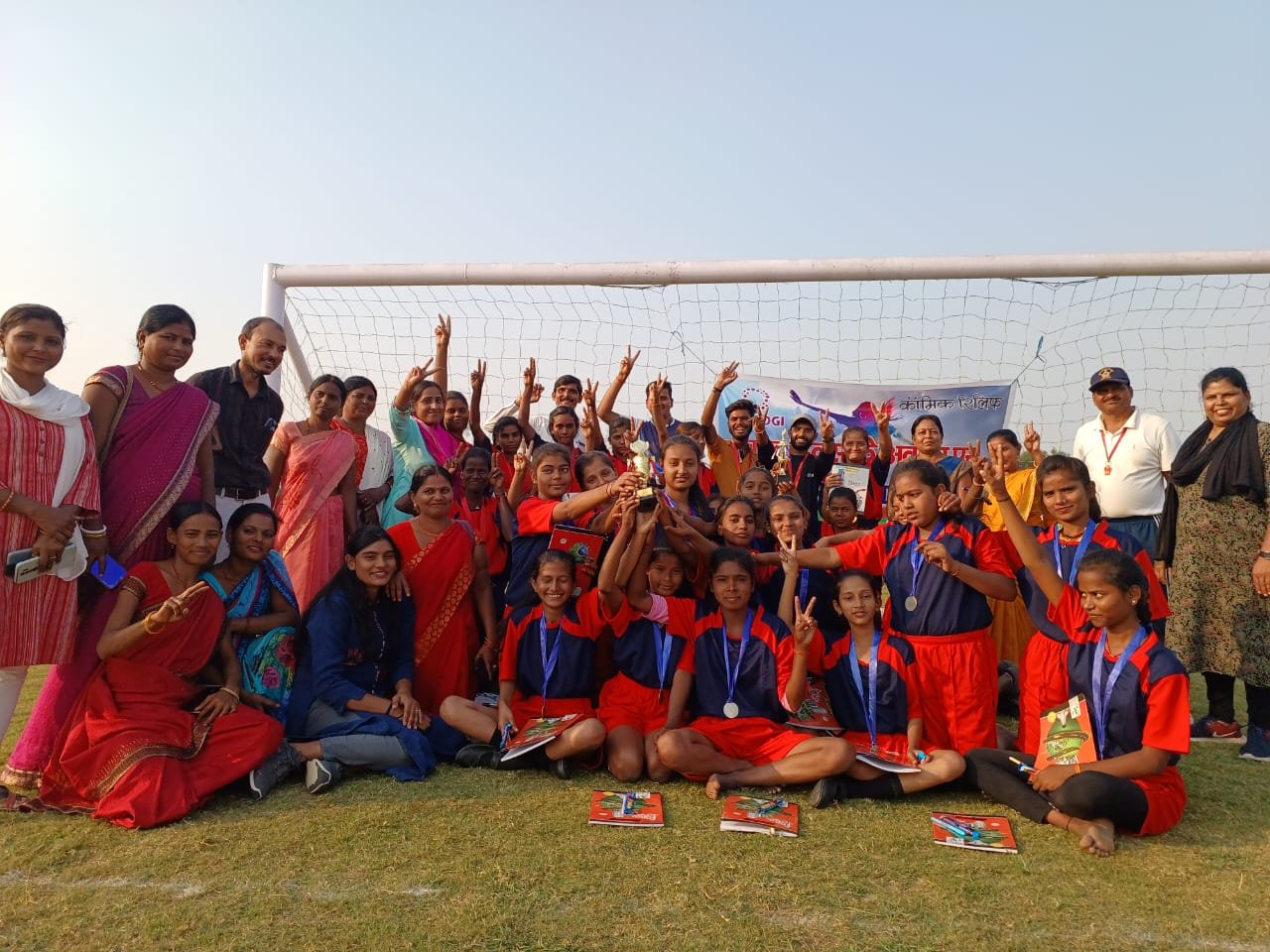 Grih Saundarya | फुटबॉल मैच के जरिए लड़कियों ने दिया सशक्तिकरण का सन्देश