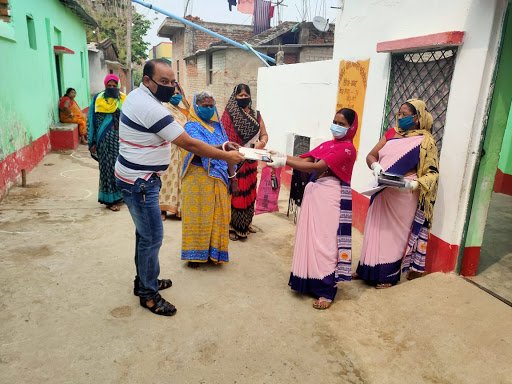 Grih Saundarya | आंगनबाड़ी सेविका द्वारा घर घर जाकर दूध का किया जा रहा...